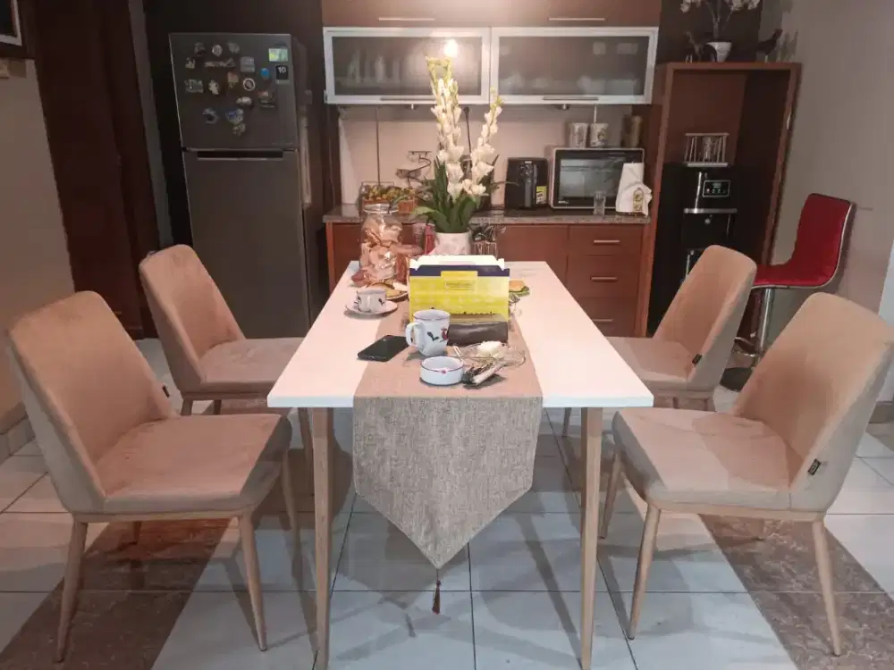 Meja makan plus bangku 1set