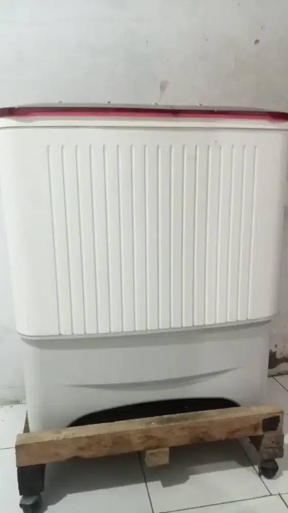 Mesin cuci  2 Tabung mrk Polytron