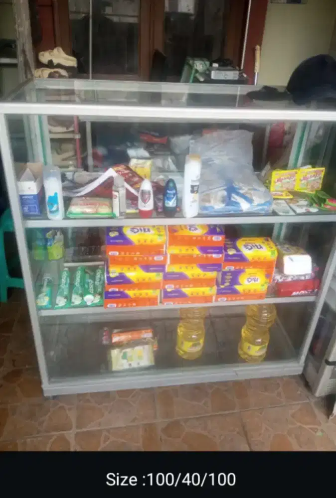 Etalase dan rak besi bekas warung