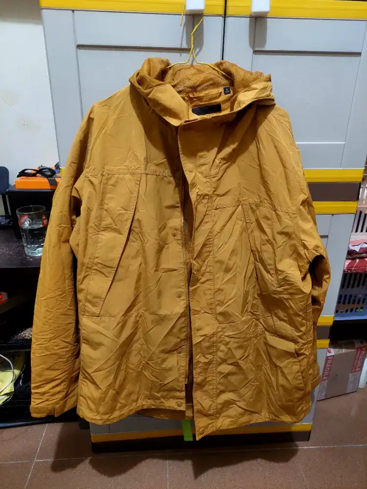 Jaket outdoor Uniqlo tahan air XL