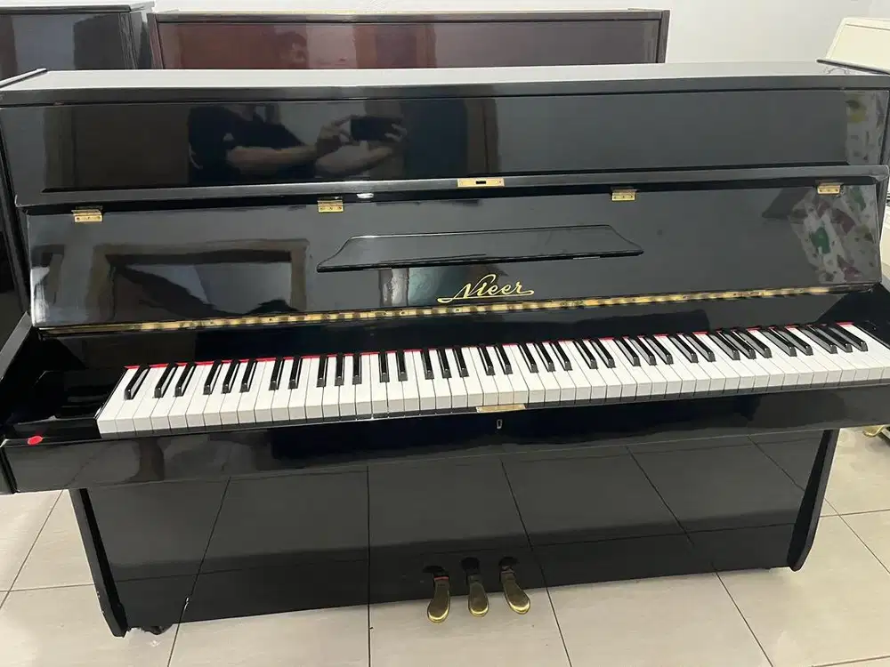 Piano NIEER Hitam