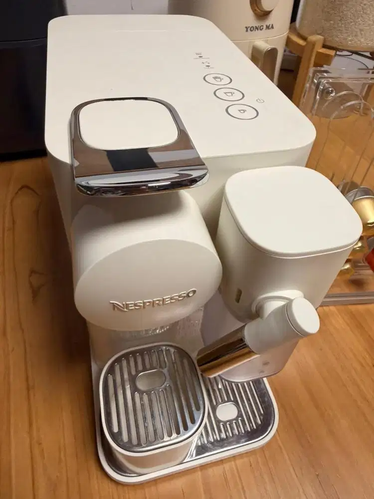 Mesin Kopi Nespresso Lattissima One
