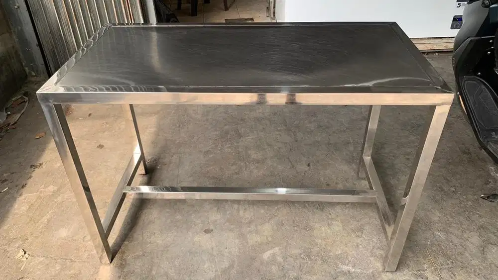 Meja makan stainless