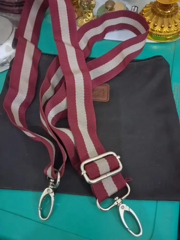 Tali tas untuk tas 
Warna merah putih 
Limited edition 
Barang terawat