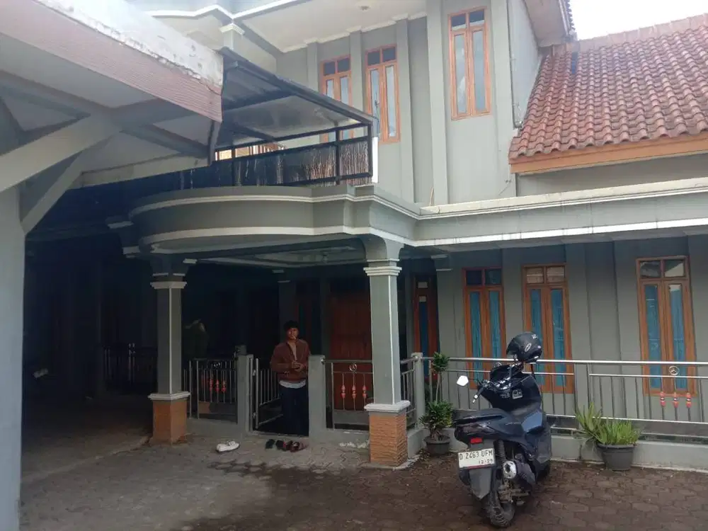 Jual Cepat Rumah Beserta 4 Ruko Dengan Lokasi Strategis (Harga Nego)