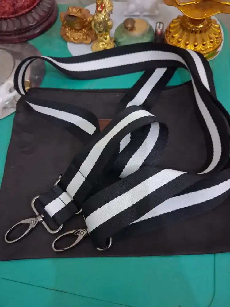 Tali tas untuk tas 
Warna hitam putih 
Limited edition 
Barang terawat