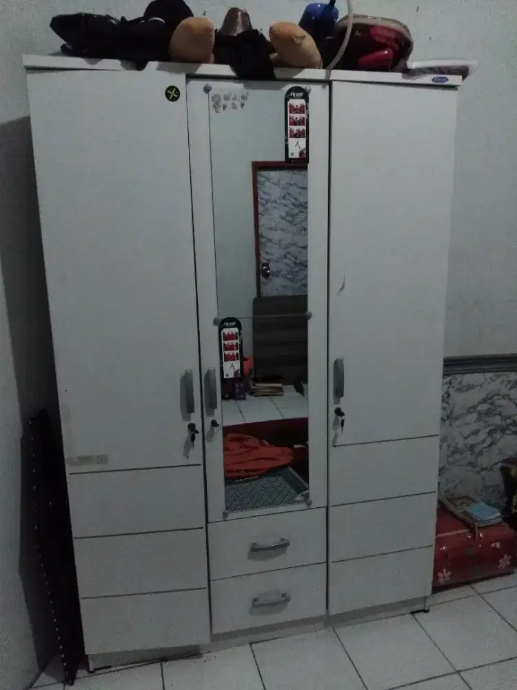 Lemari Baju 3 pintu + kaca 2 laci