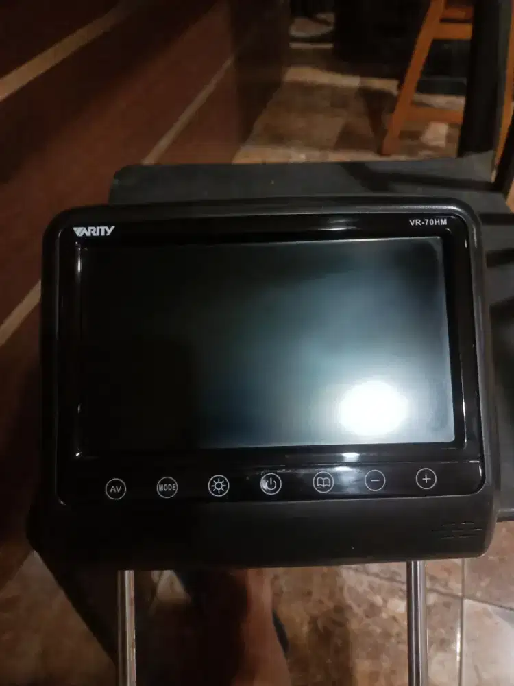 Layar monitor sandaran kepala mobil