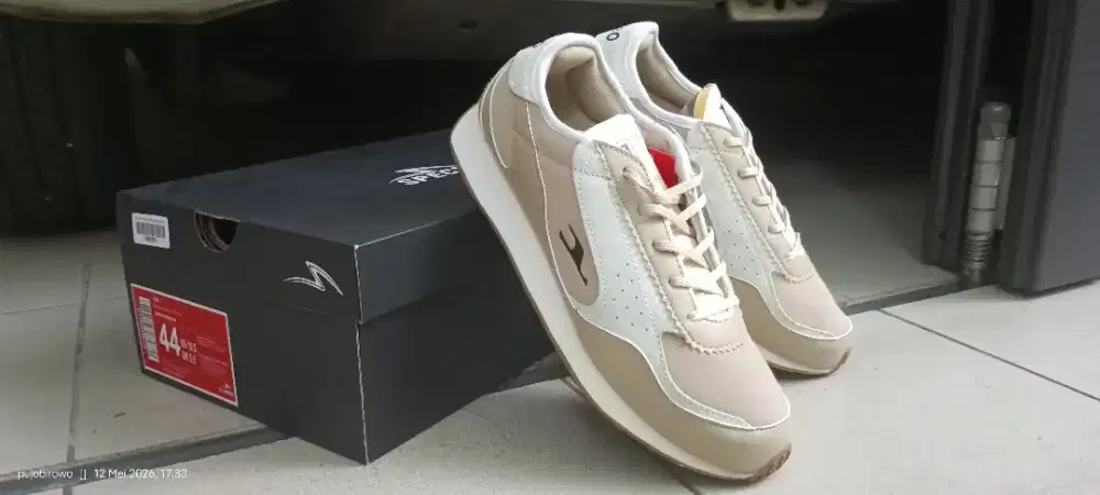 Sepatu Sneakers Specs size 44