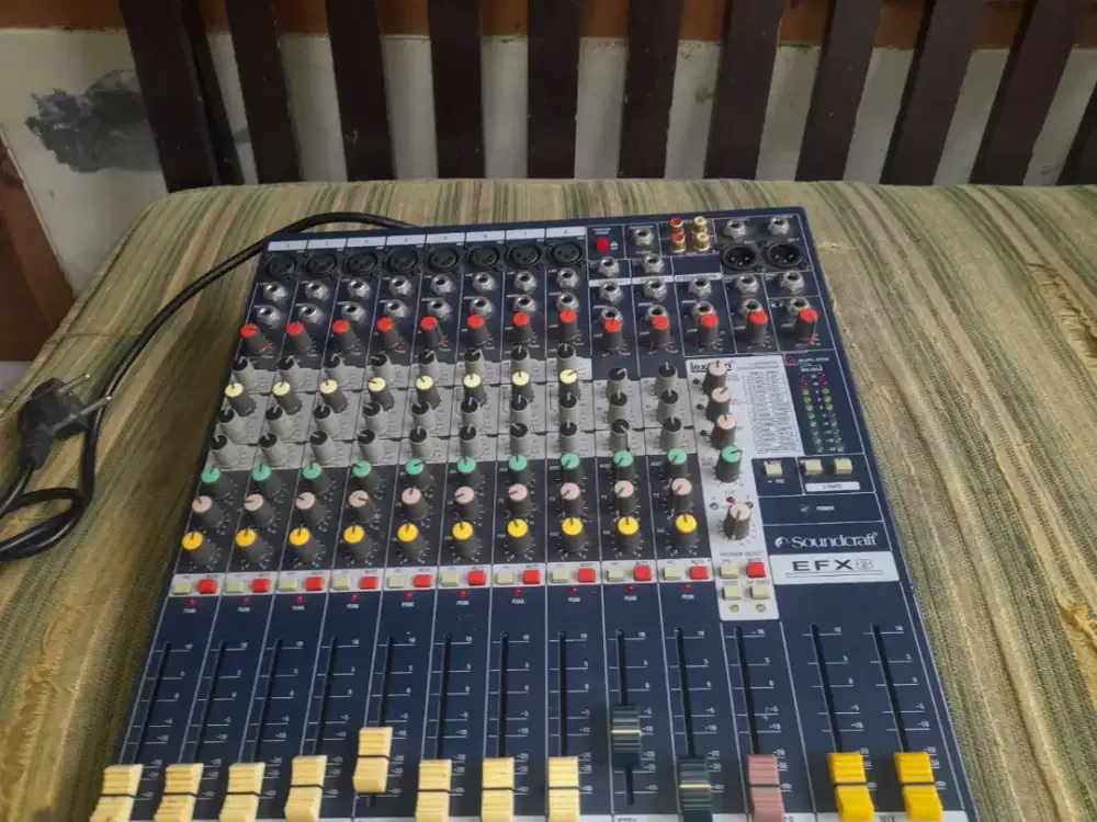Mixer soundcraft efx8 original.