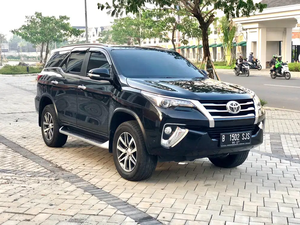 Toyota Fortuner VRZ 2017 Hitam  - DP 5 JT
