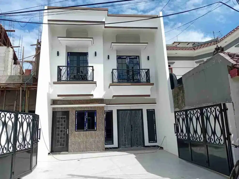Rumah di Kalimalang Duren Sawit 4+1 KT luas 108 m2 carport luas siap huni