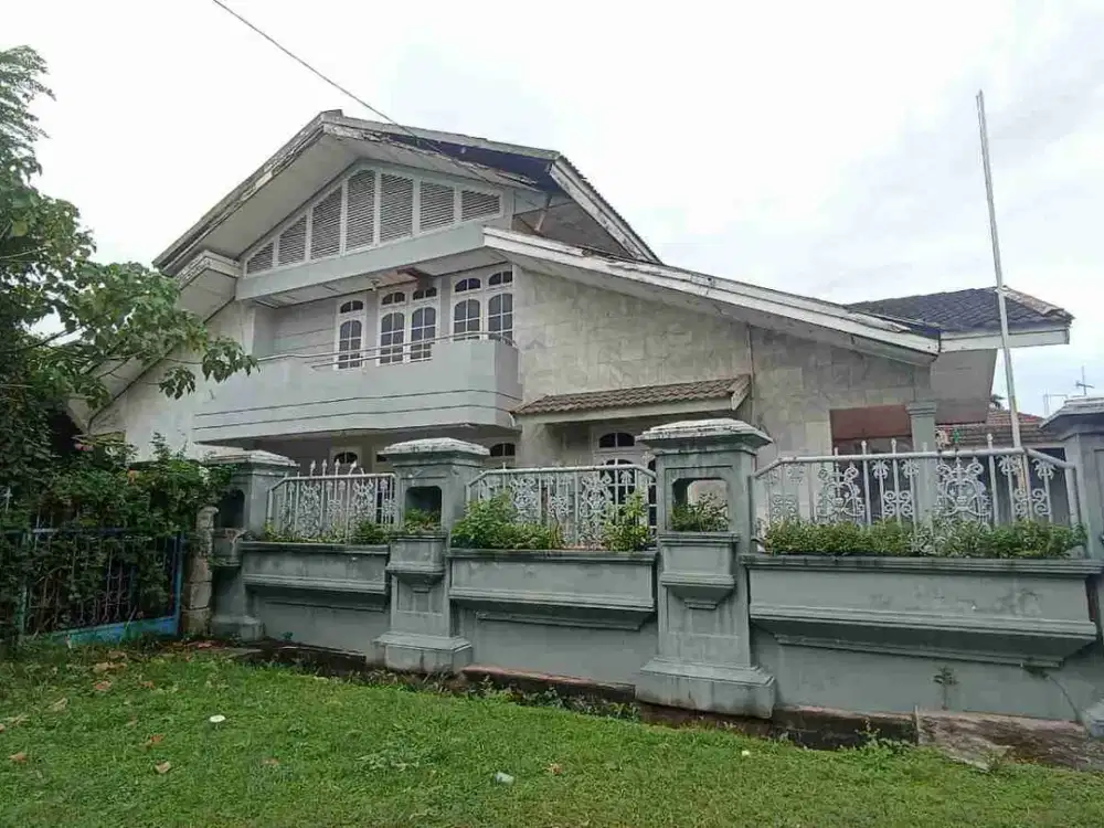 Dijual rumah besar dengan tanah luas dalam komplek Kedamaian Permai Palembang