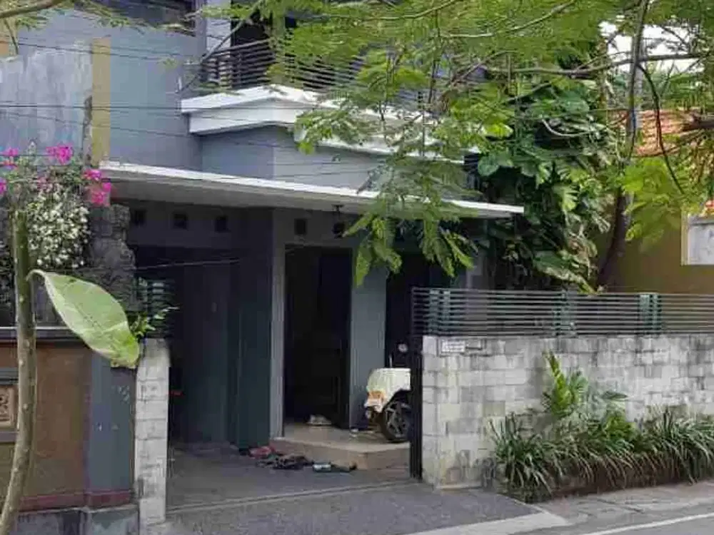 Sale Rumah 2Lt 140M2 Strategis 5Kamar Tk Yeh Aye Renon Jl6mtr Aspal