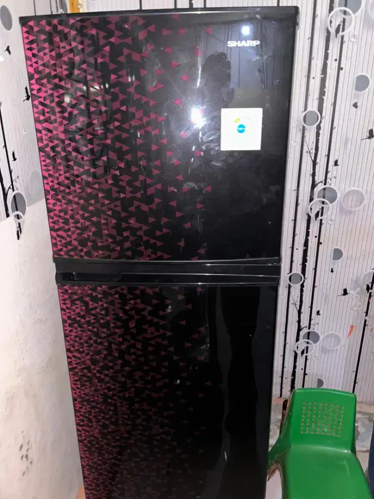 Jual kulkas merk Sharp like new mulus sekali bisa cek