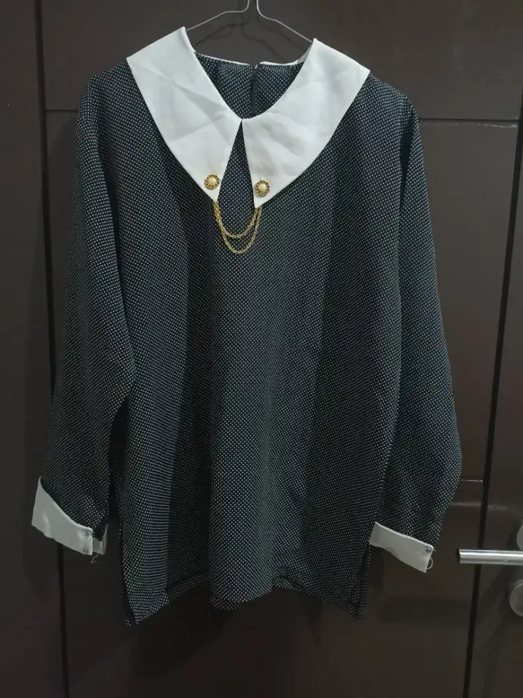 Blouse Polkadot Hitam Kerah Putih Aksen Kalung Emas LD 110