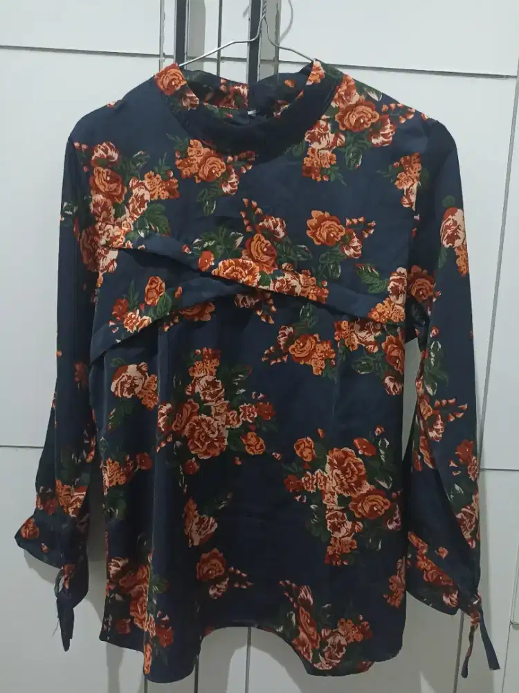 Blouse Navy Motif Bunga Merah Turtle Neck LD 96