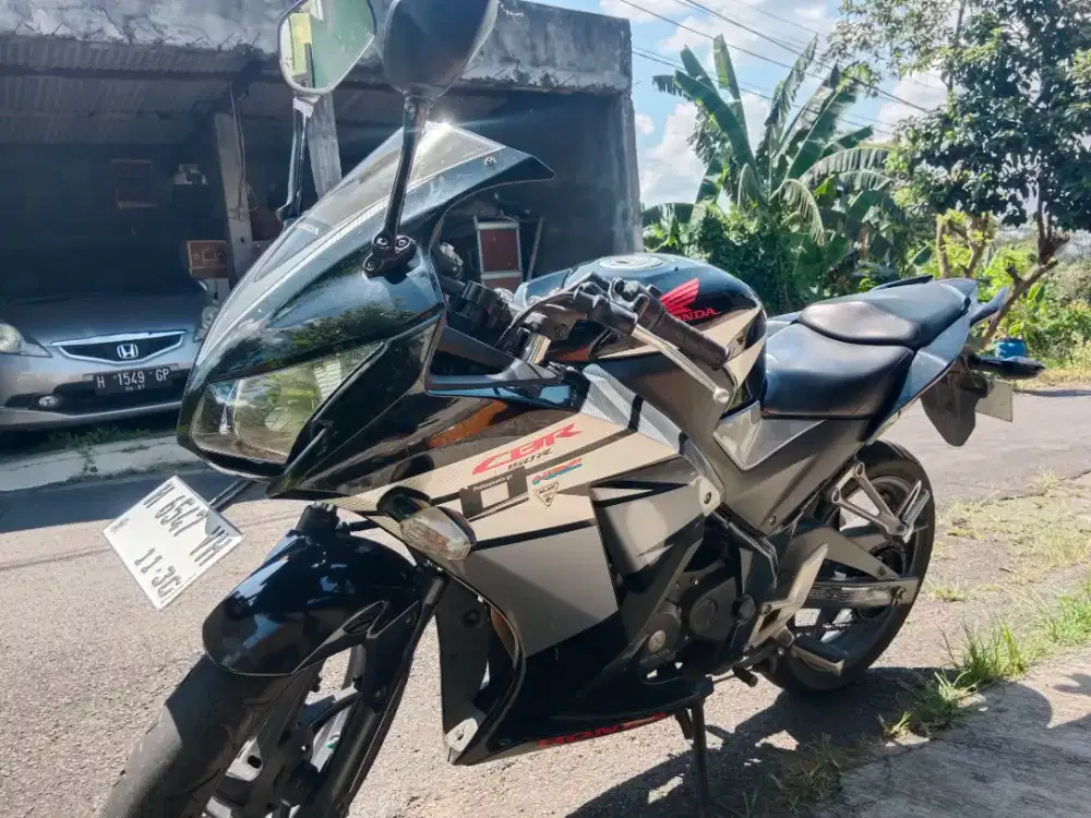 Dijual honda CBR 150r 2015