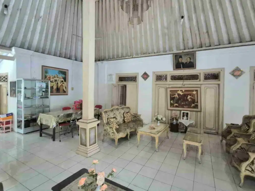 Rumah Klasik Luas ada Pendopo Kuno Te gah Kota 50 meter dr jl. slamet riyadi