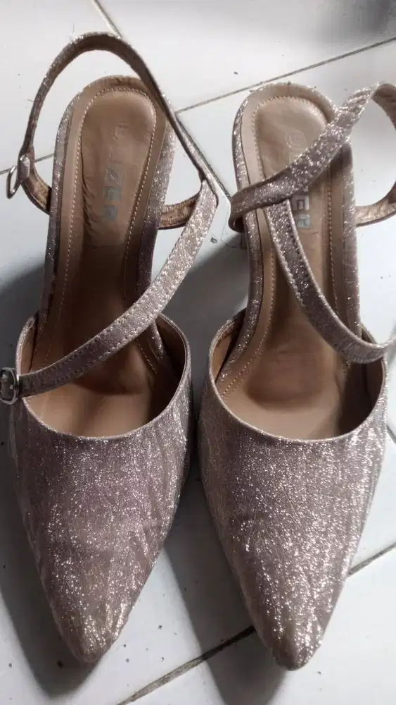 Heels Wisuda Warna Gold