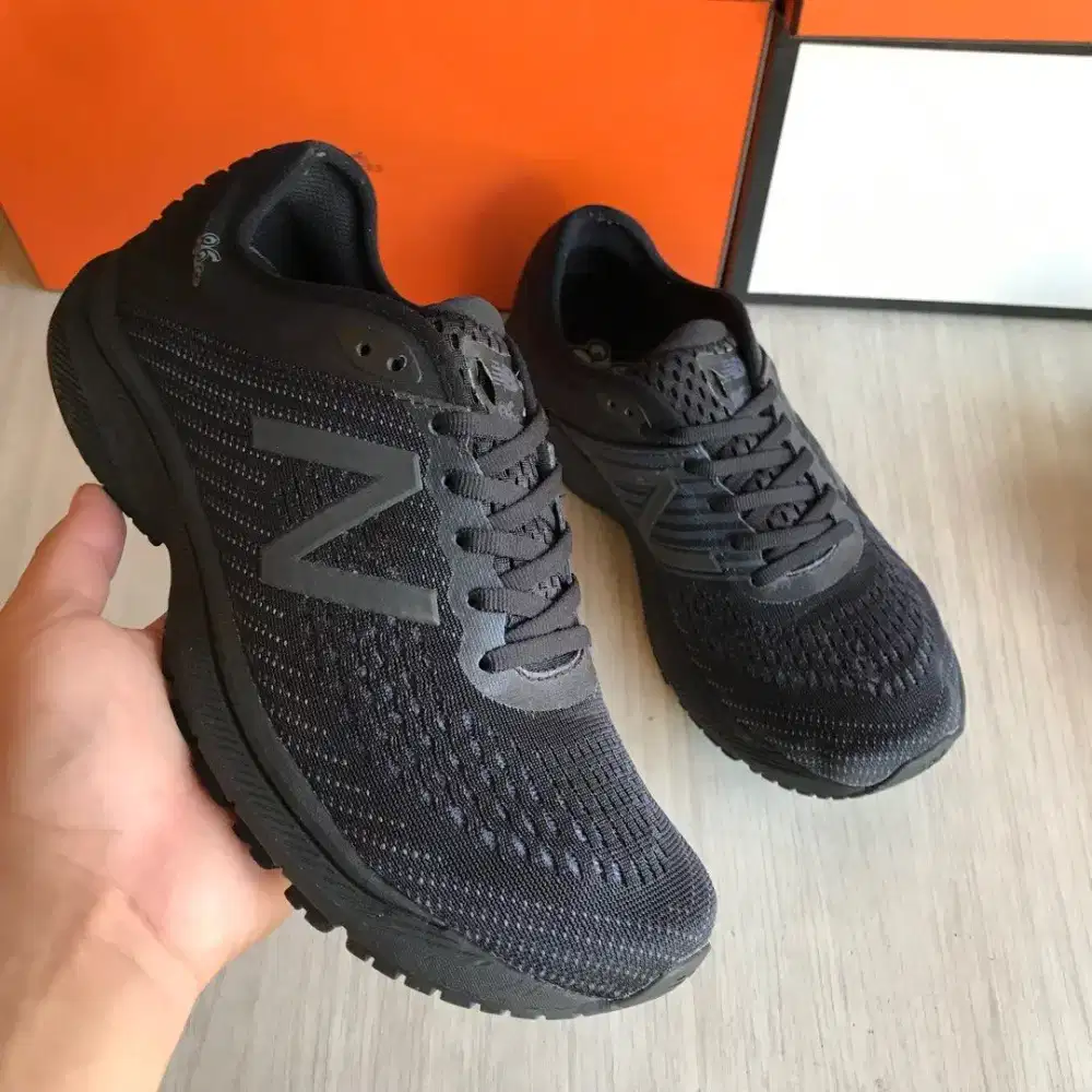 New Balance 860 sepatu running original 41.5