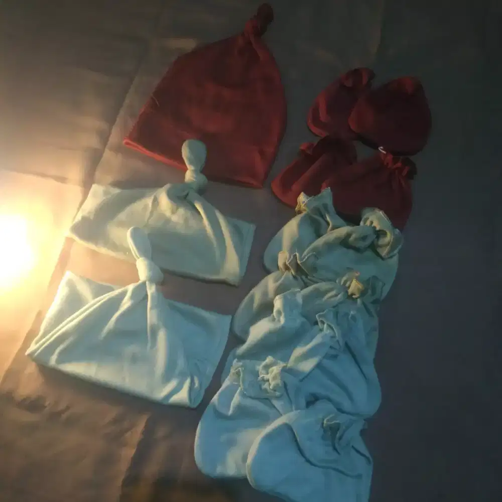 Topi dan sarung tangan kaki bayi