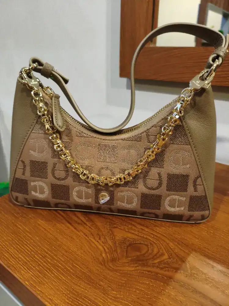 Tas aigner like new