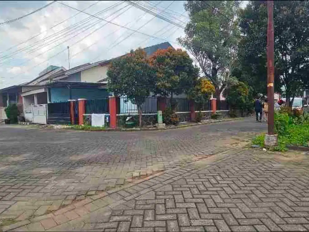 rumah murah luas 180 posisi hook di perum saxofone dekat suhat dan kampus UB Brawijaya polinema dan unmuh. bagus dipake hunian atau dibangun kos elite penawaran berapapun dipertimbangkan
