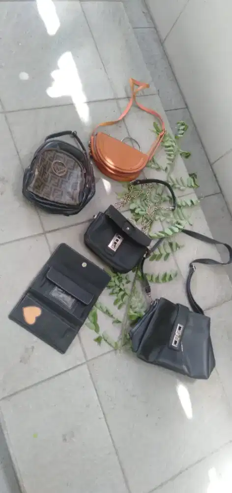 Di jual yg butuh dan minat tas cew,cow ,anak,koper dll murah meriah