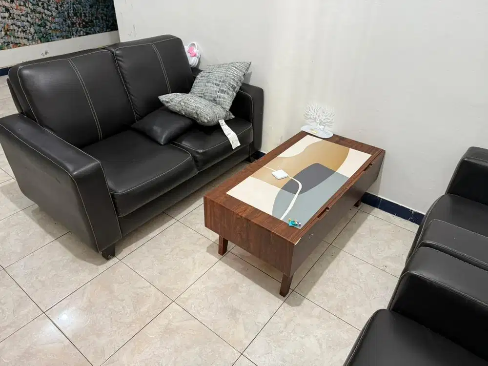 Meja dan sofa tamu