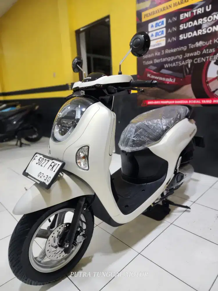 SCOOPY PRISTAGE TAHUN 2025,WHITE COLOR