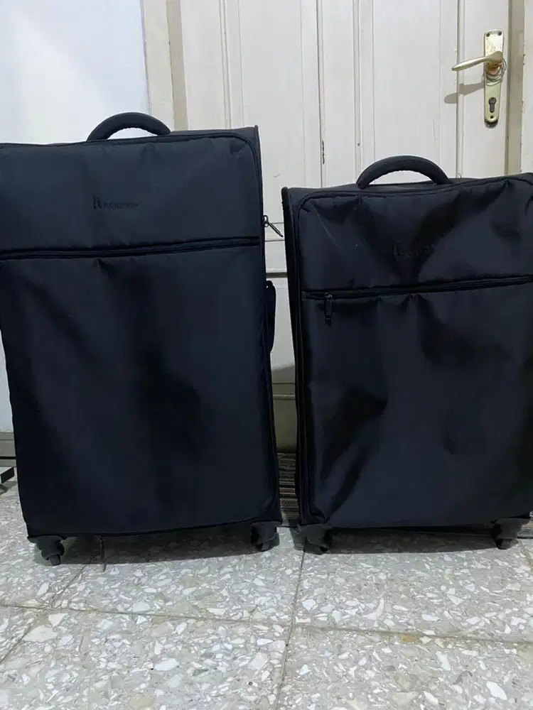 Koper warna hitam, ada rodanya