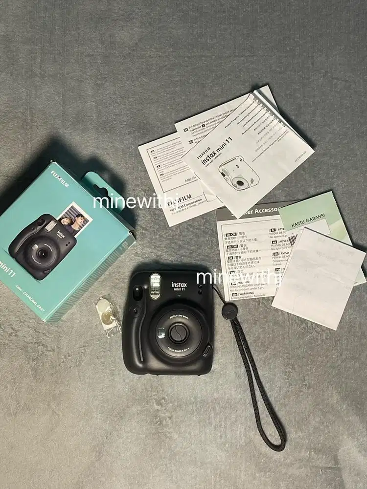 Fujifilm Instax Mini 11 – Charcoal (kondisi mulus/sangat baik)