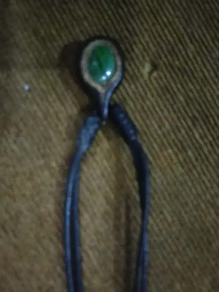 Kalung liontin batu aki