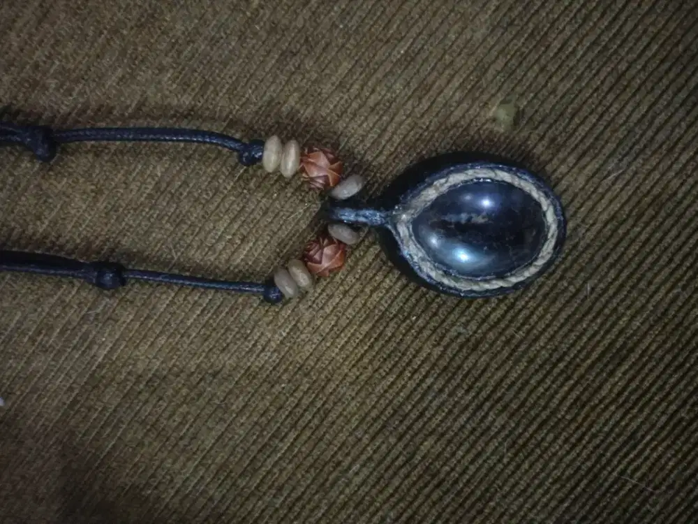 Kalung liontin batu aki