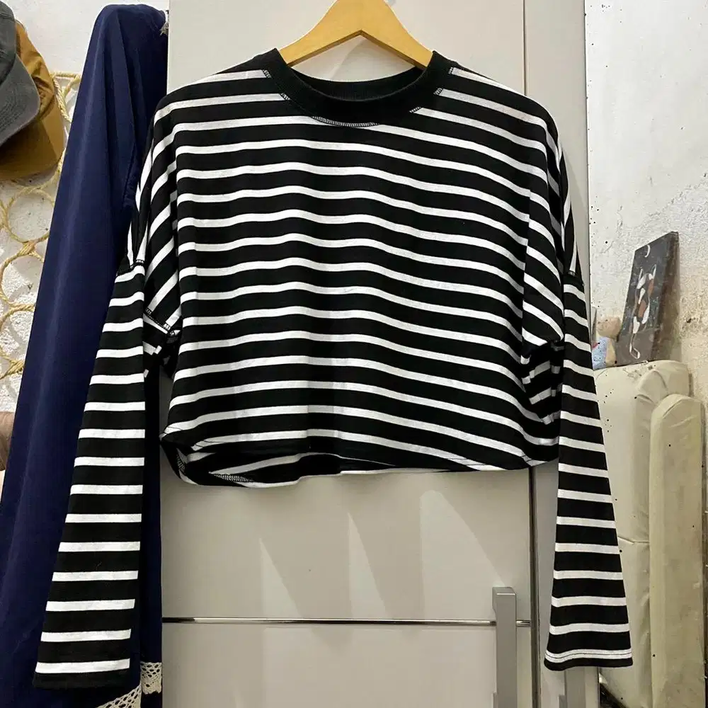 Preloved Kaos Crop Top Lengan Panjang