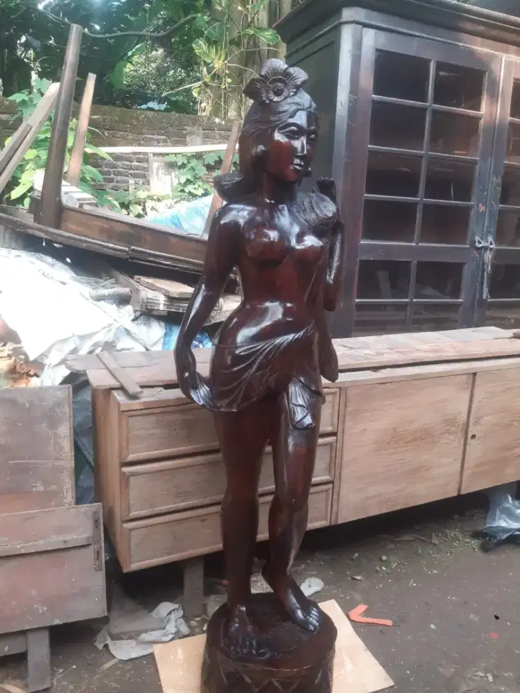 Patung Bali dari bahan kayu ukuran 160cm