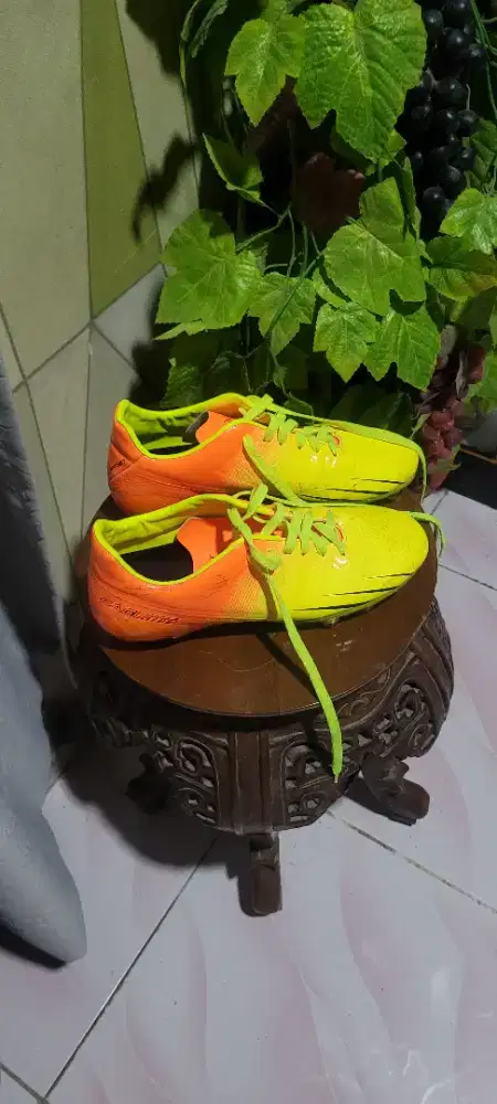 Sepatu bola brand Local