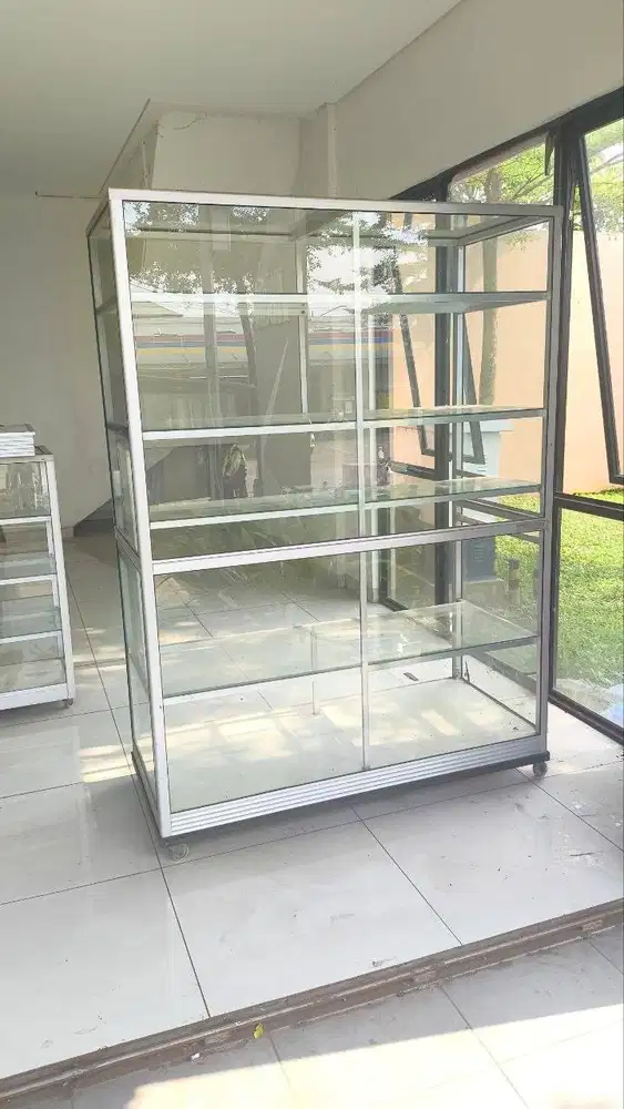 ETALASE BEKAS TOKO BANGUNAN