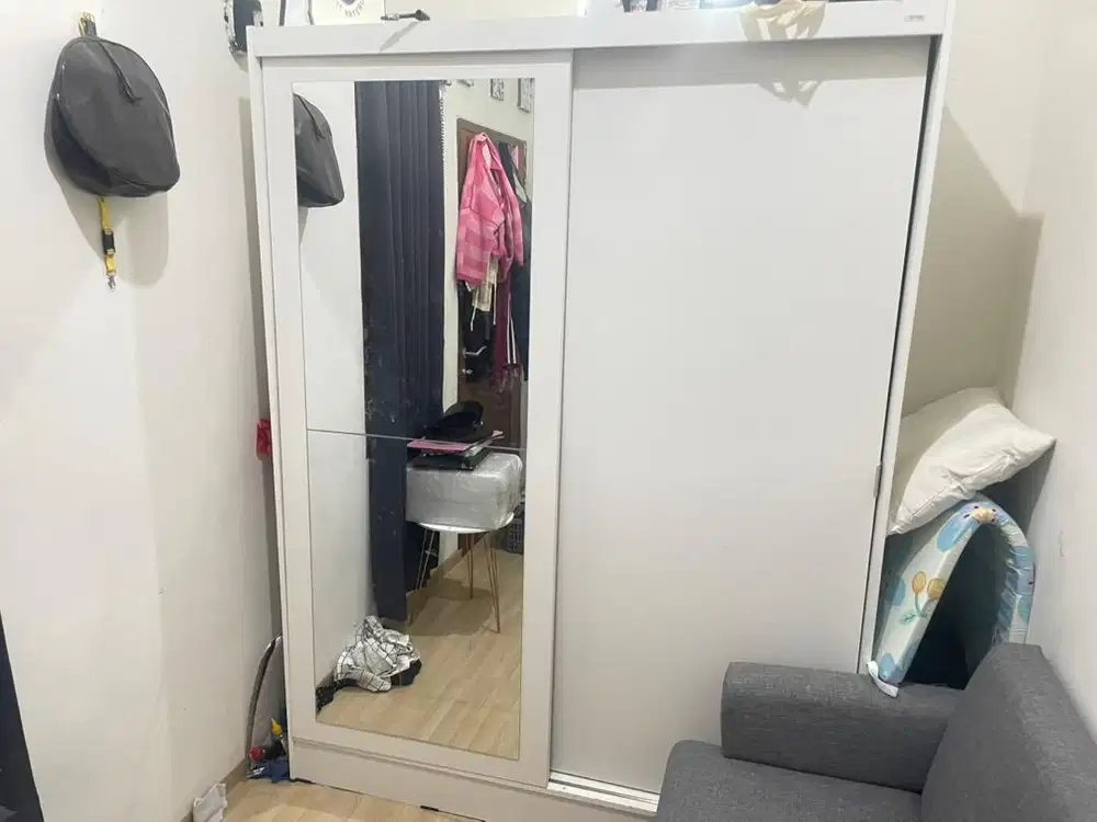 Lemari Informa putih pintu geser