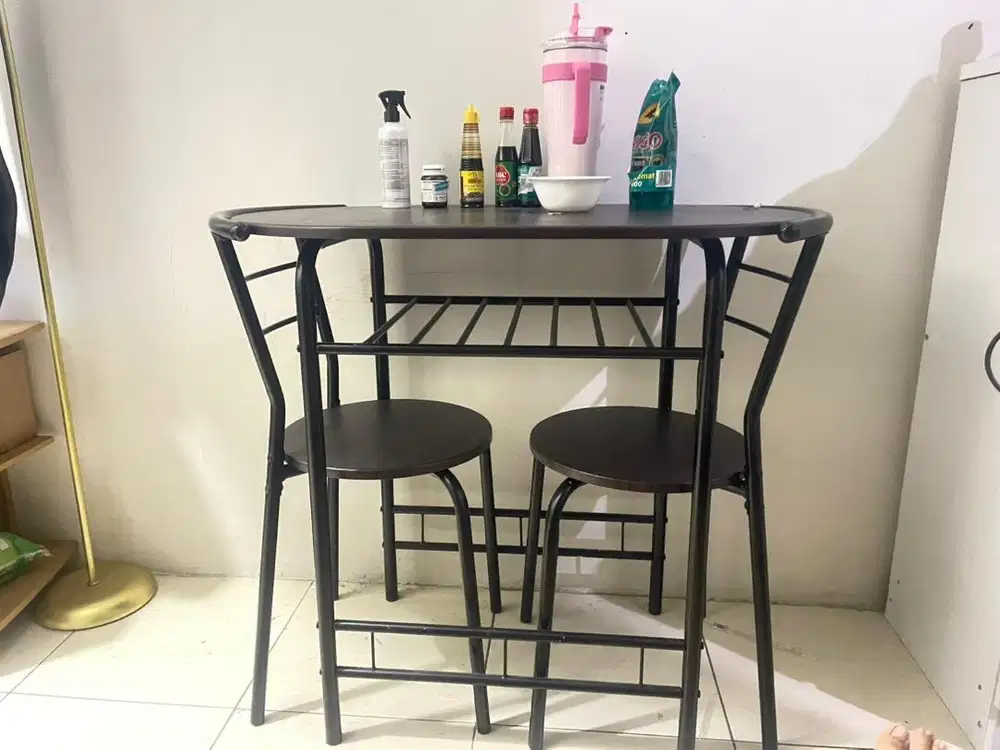 Meja makan minimalis