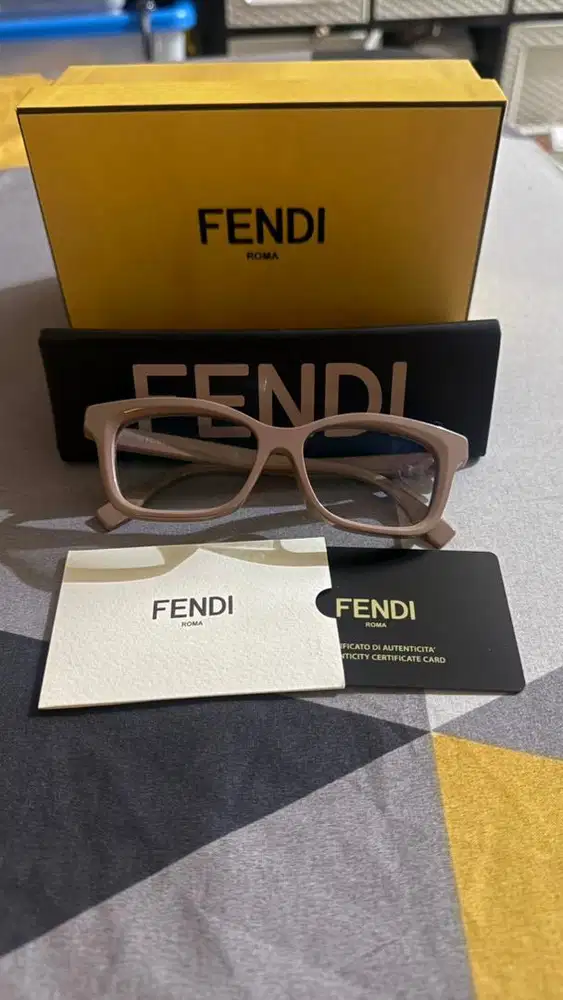 kacamata Fendi tipe Cat Eye