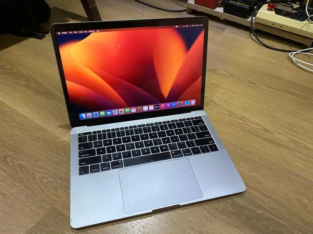 Macbook Pro 2017 Ssd 256gb LCD Putih bersih No shadow dkk