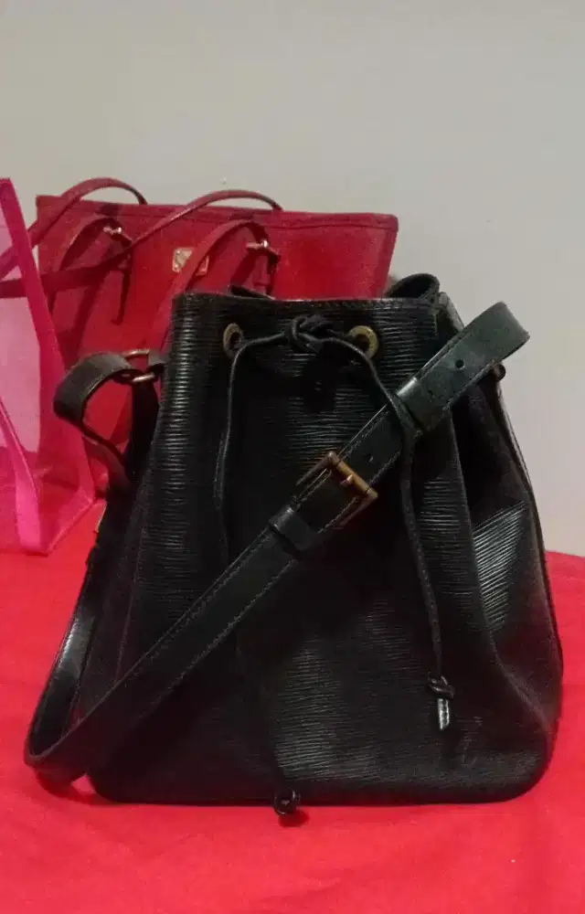 Preloved authentic LVvv Epi Black