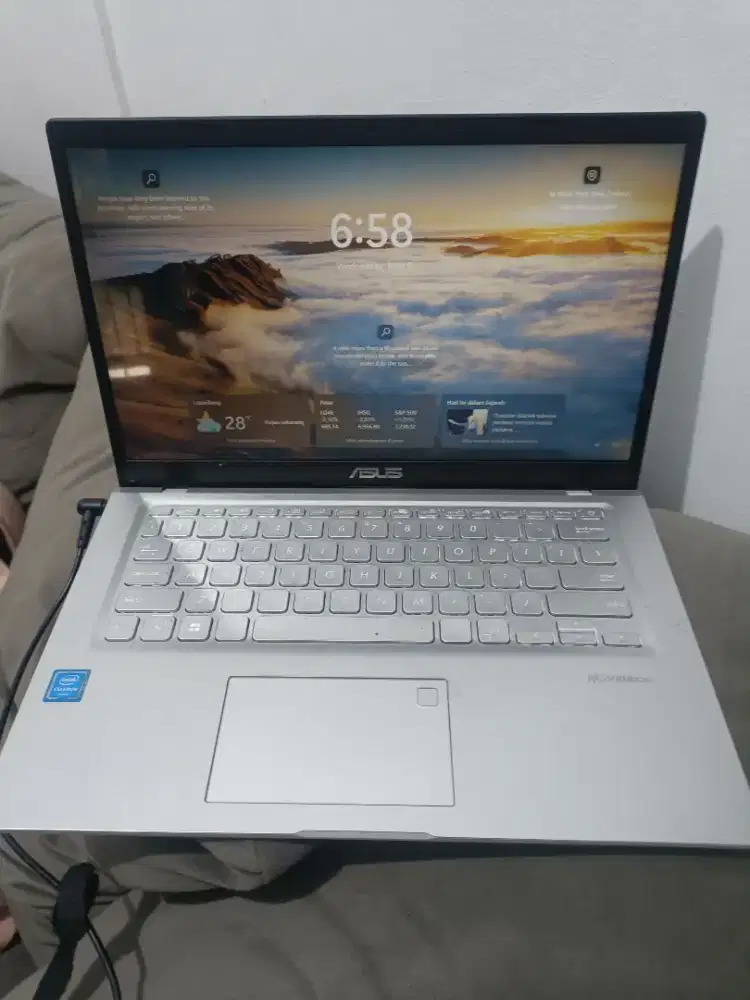 Laptop Asus, kondisi mulus dan masih bagus
