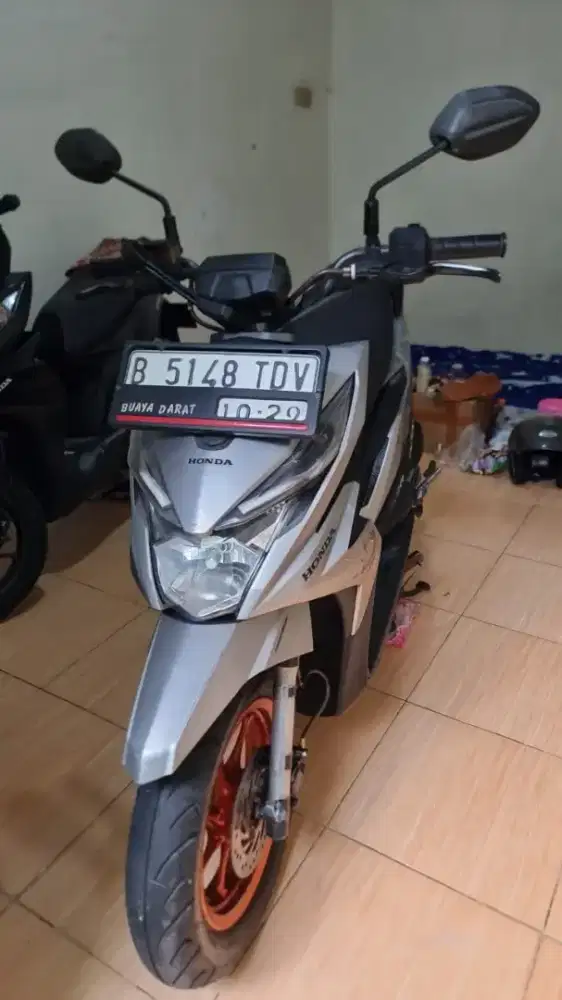 Honda beat street warna silver