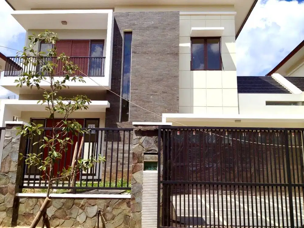 Disewakan / Dijual Rumah Mewah 2 lantai - Kota Harapan Indah Bekasi