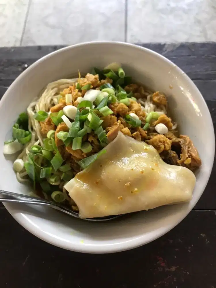 Karyawan warung makanan
