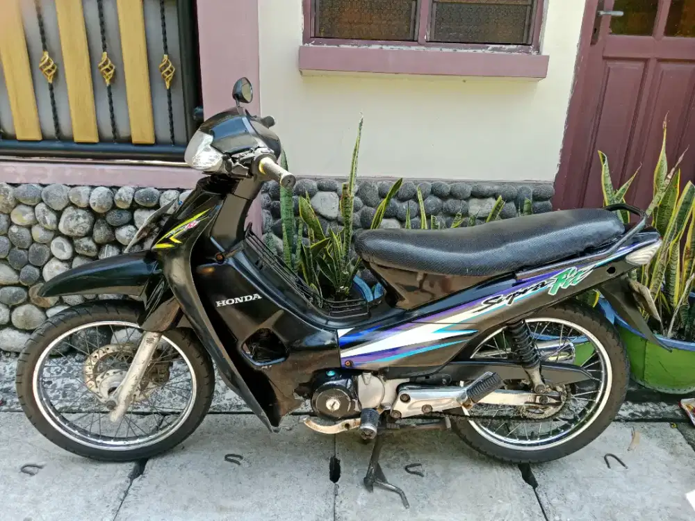 Honda supra fit th 2004 warna hitam
