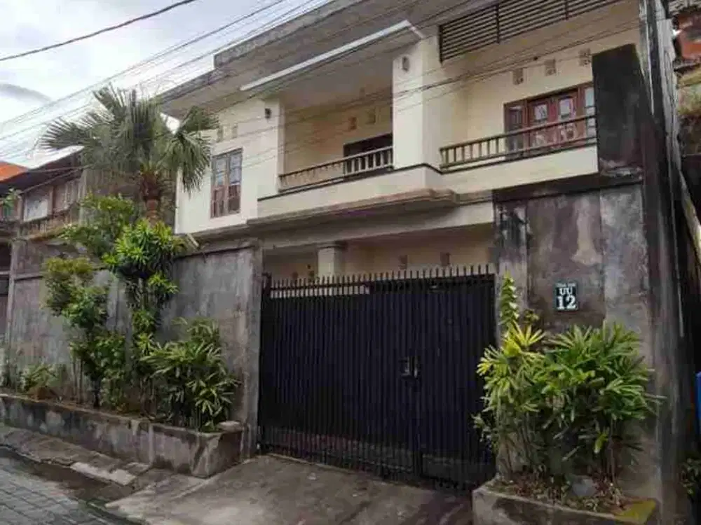 Di jual rumah lantai 2 luas tanah 200 M2 luas bangunan 350 M2 di perumahan dalung permai Kerobokan kaja
